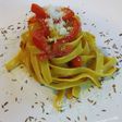 Nidos de pasta con cúrcuma, comino, cebolla y pimiento rojo