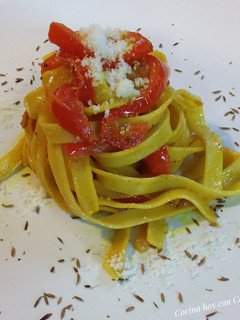 Una foto de Nidos de pasta con cúrcuma, comino, cebolla y pimiento rojo