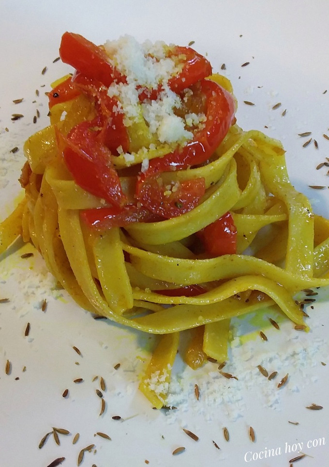 Una foto de Nidos de pasta con cúrcuma, comino, cebolla y pimiento rojo