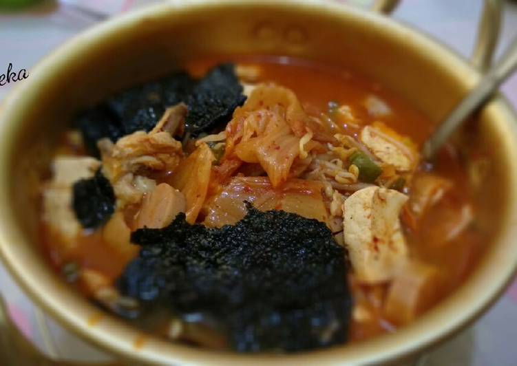 김치 찌개 (Kimchi Jjigae)