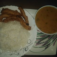 A picture of Daal chawal aur keri k pakorey.
