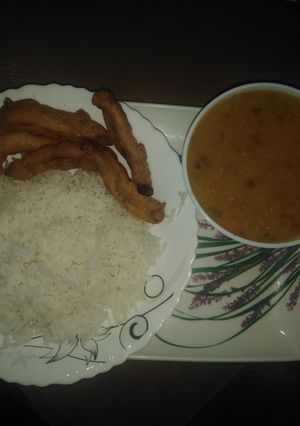 A picture of Daal chawal aur keri k pakorey.