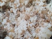 Una foto de condimentos para guiso de arroz con carne