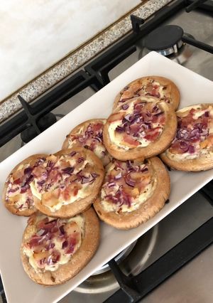 Rozsos tejfölös-baconös mini pizzák 🥓🍕 recept fotója
