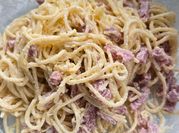 Une photo de spaghetti au poulet