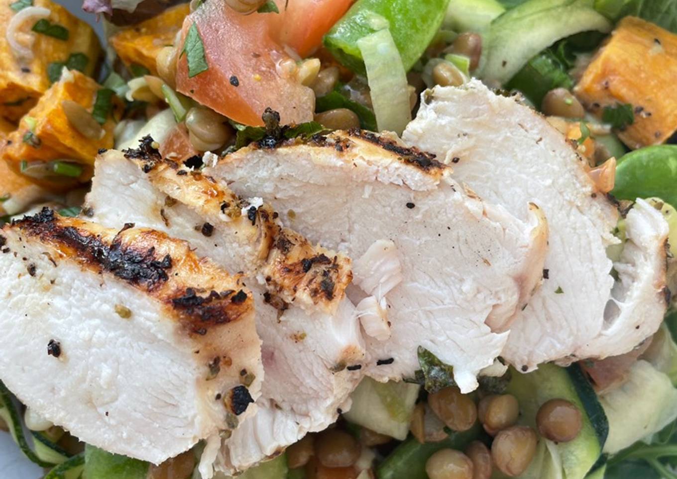 Grilled chicken and green lentil salad