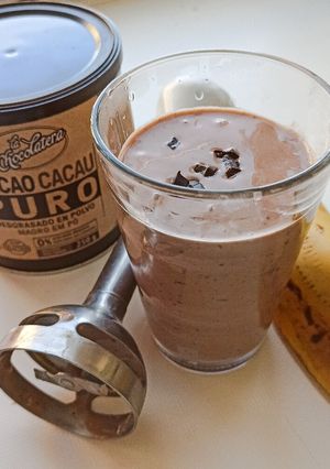 Una foto de Batido proteico de plátano y chocolate