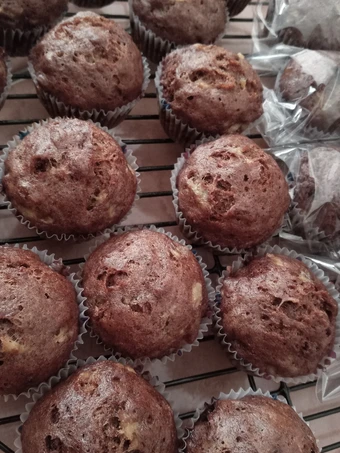 Langkah Mudah untuk Membuat Resep  Choco banana muffin (telur bebek,no mixer no oven) yang Lezat Sekali, Lezat