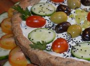 Una foto de tarta de tomates cherry y queso crema
