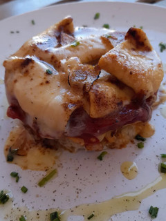 Una foto de Timbal gratinado de pollo y pimientos del piquillo confitado