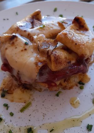 Foto principal de Timbal gratinado de pollo y pimientos del piquillo confitado