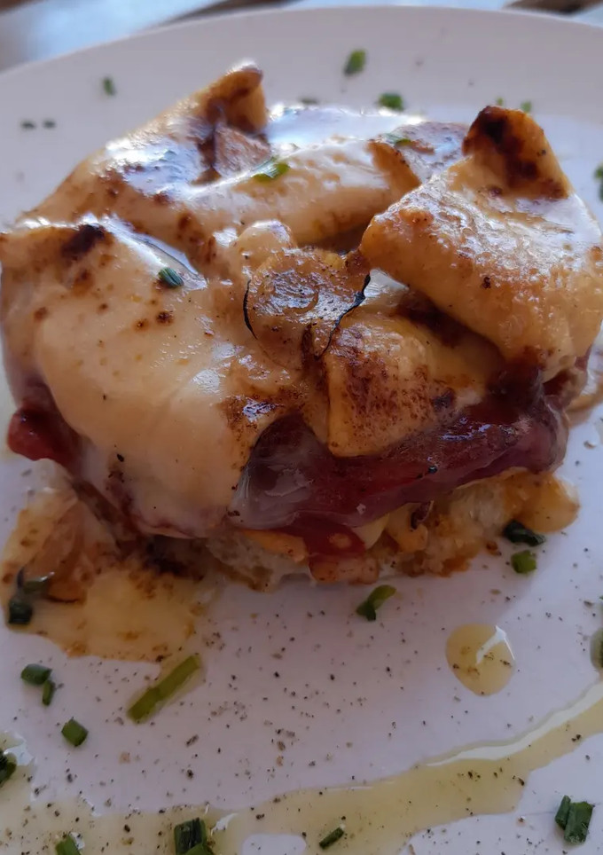Una foto de Timbal gratinado de pollo y pimientos del piquillo confitado