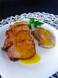 Una foto de Solomillo de cerdo con salsa de naranja y puré de plátano