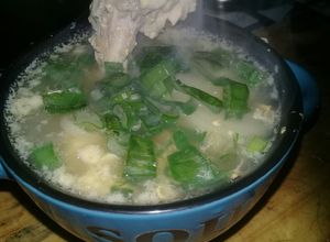 Una foto de Sopita de pollo,¡levanta muerto!