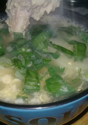 Una foto de Sopita de pollo,¡levanta muerto!