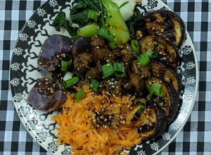 Foto de Bowl de Soja Picante e Vegetais variados