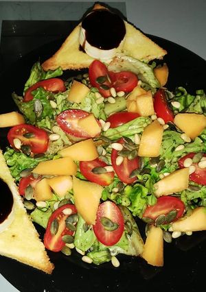 Une photo de Salade de chèvres chaud et crème de balsamique