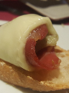Una foto de Tostada de alcachofa con jamón y queso