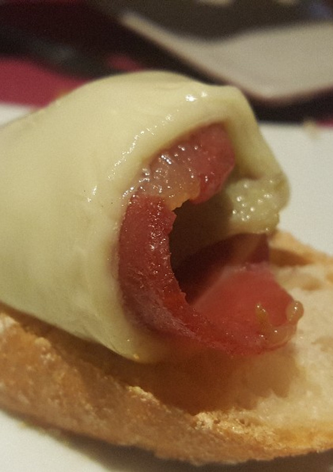 Una foto de Tostada de alcachofa con jamón y queso