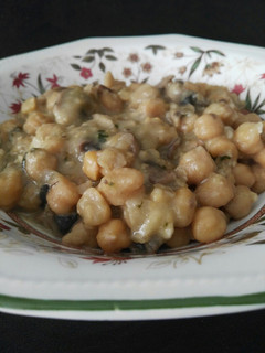 Una foto de Garbanzos con queso brie