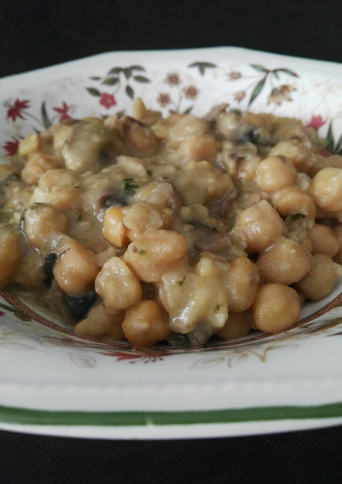 Una foto de Garbanzos con queso brie
