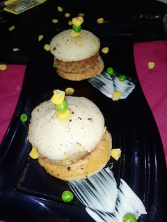 इडली बर्गर (idli burger recipe in Hindi) रेसिपी मुख्य फोटो