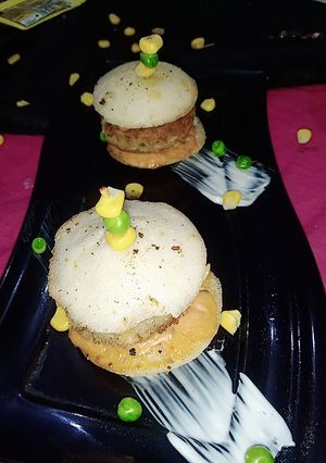 इडली बर्गर (idli burger recipe in Hindi) रेसिपी मुख्य फोटो