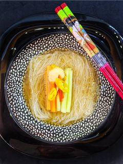 Una foto de Sopa asiática de pollo con noodles