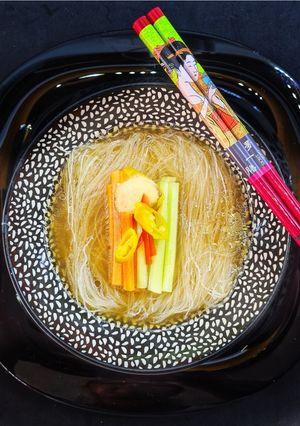 Una foto de Sopa asiática de pollo con noodles