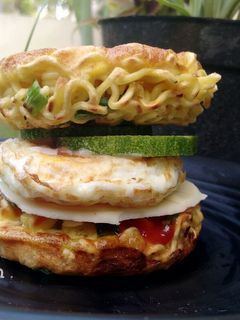 Foto resep Burger Mie Telur Keju