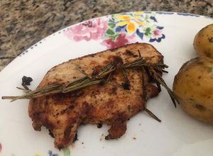 Una foto de Suprema de pollo al Romero y cerveza