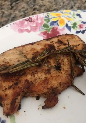 Una foto de Suprema de pollo al Romero y cerveza