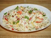 Una foto de ensalada de manzana con apio y nuez