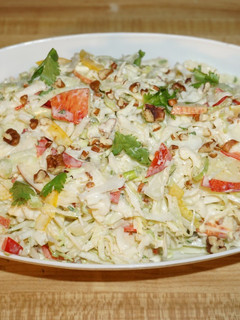 Una foto de ENSALADA DE REPOLLO CON MANZANAS Y NUECES PECANAS. JON STYLE