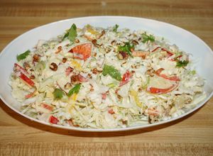 Una foto de ENSALADA DE REPOLLO CON MANZANAS Y NUECES PECANAS. JON STYLE