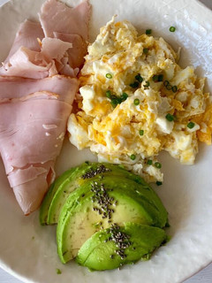 Foto principal de Huevos revueltos con queso crema para el desayuno