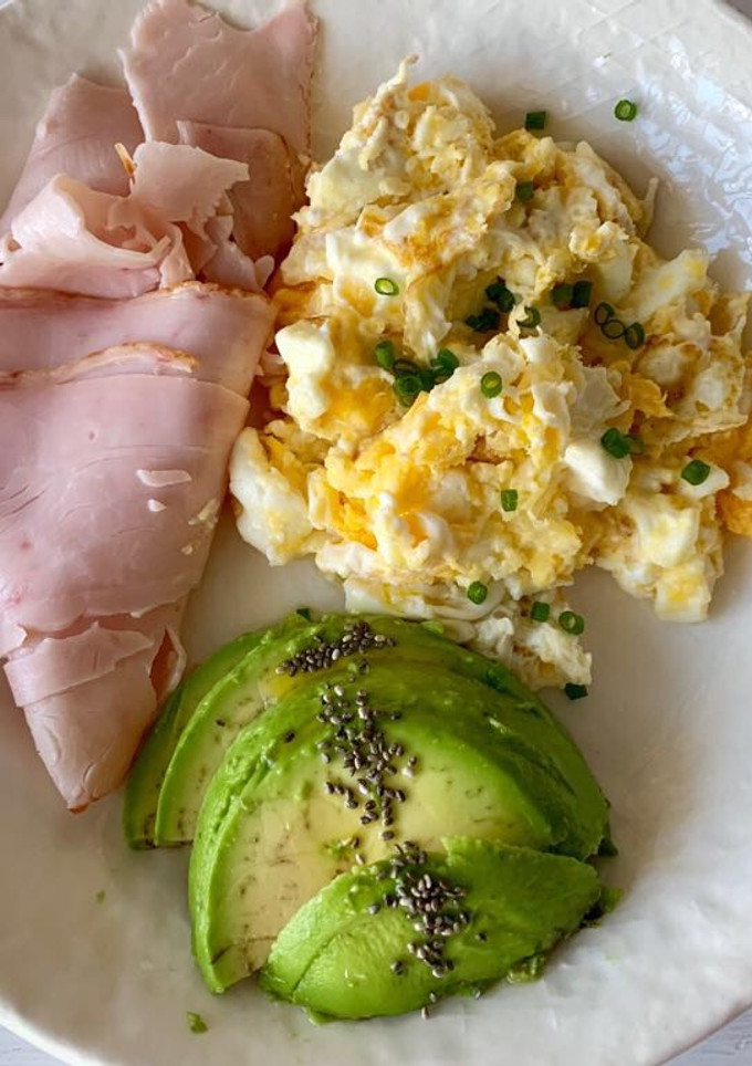 Una foto de Huevos revueltos con queso crema para el desayuno