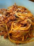 Espaguetis con butifarra, salsa de tomate, chocolate y vermut