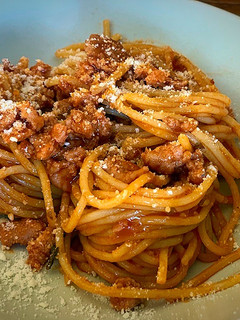 Una foto de Espaguetis con butifarra, salsa de tomate, chocolate y vermut