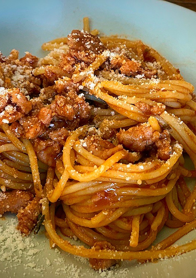 Una foto de Espaguetis con butifarra, salsa de tomate, chocolate y vermut