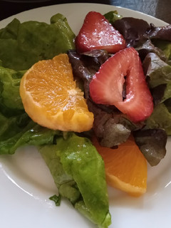 Una foto de Ensalada de lechuga y frutas cítricas