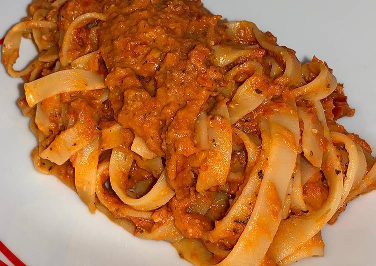 Tagliatelle con pesto di pomodori secchi