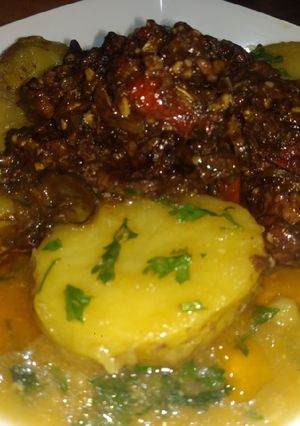 Una foto de Mollejas Leszczynska con chutney de cayote y papas