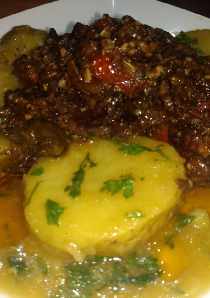 Una foto de Mollejas Leszczynska con chutney de cayote y papas