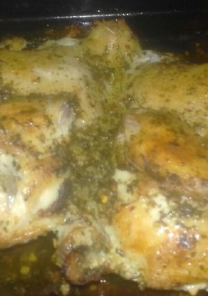 Una foto de Pollo al horno con ajo y limón🍋🍗