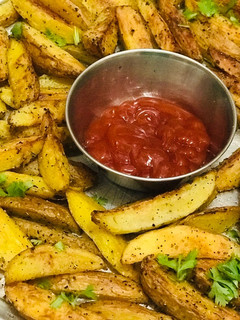 صورة لوصفة بطاطس مشوية بالفرن بنكهة الاعشاب 🥔😍