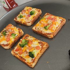 Quick bread pizza A picture of Quick bread pizza.
