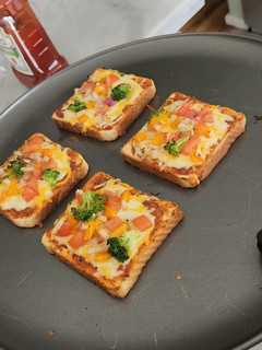 A picture of Quick bread pizza.