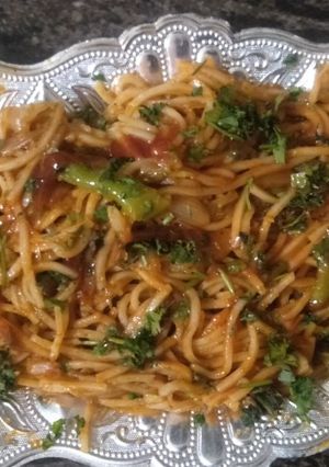 વેજીટેબલ હક્કા નુડલ્સ (Veg Hakka Noodles Recipe In Gujarati) રેસીપી મુખ્ય ફોટો