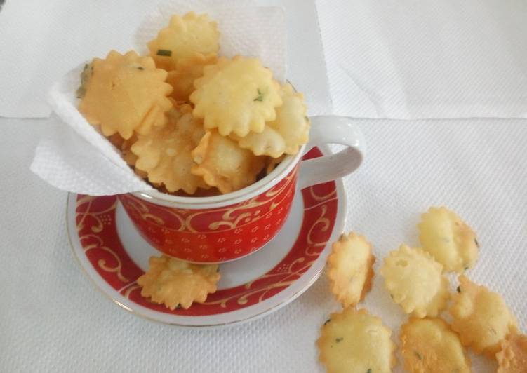 Bagaimana Membuat Keripik Pangsit Bawang Mocaf, Enak